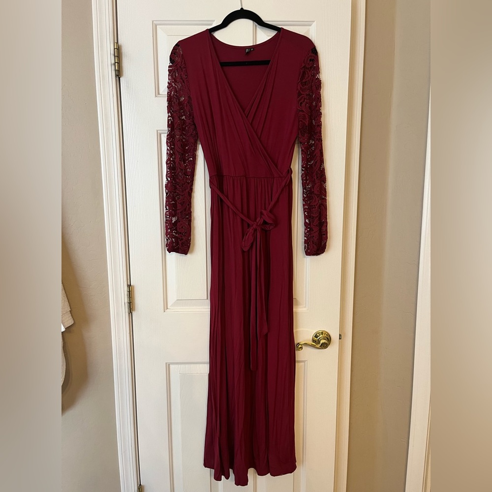 Maxi dress with lace sleeves